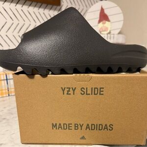 Adidas Yeezy Slide Box in Black Onyx